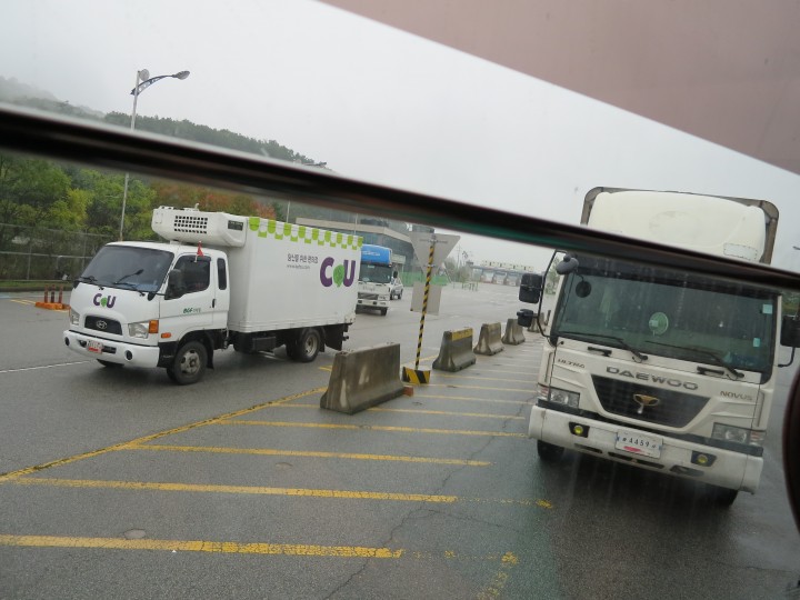 韓国から北朝鮮に向かうトラック