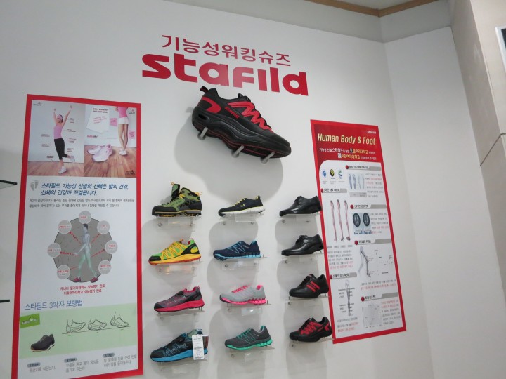 スポーツシューズ